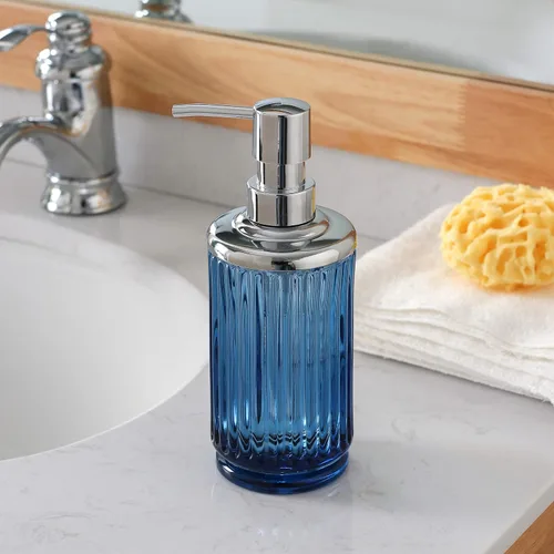Vista 4 de Juego de 4 accesorios de baño de vidrio azul pesado con patrón decorativo prensado, incluye dispensador de jabón de mano, vaso, jabonera y soporte