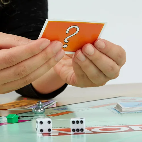 Vista 7 de Hasbro Gaming Monopoly, juego de mesa de estrategia para niños de 8 años, 2 a 6 jugadores, juegos familiares para niños y adultos