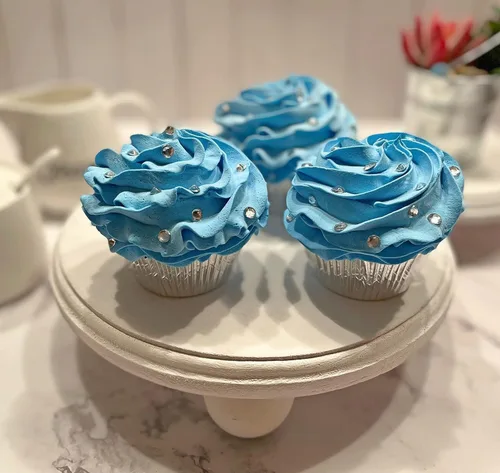 Vista 6 de Juego de 3 cupcakes falsos para tartas artificiales, hechas a mano por Dezicakes, cupcakes artificiales Azul