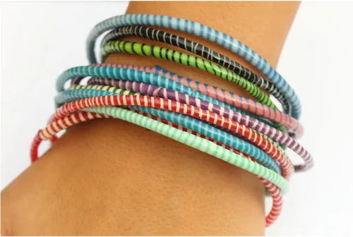 Vista 3 de 10 pulseras de chanclas recicladas de colores surtidos hechas a mano en Mali, África occidental