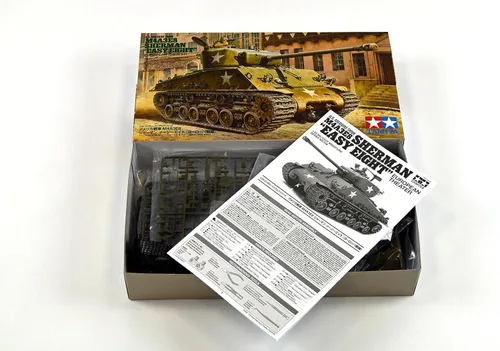 Vista 2 de Kit de Modelo de Tanque Mediano M4A3E8 Sherman de Tamiya 35346 1/35