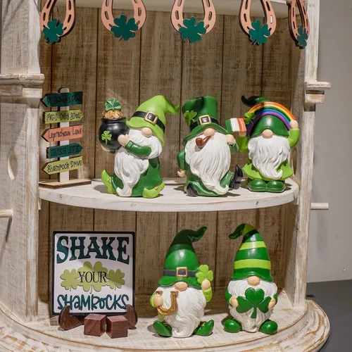 Vista 9 de Newman House Studio Decoraciones del día de San Patricio, decoración de gnomo, 2 figuras de gnomo de resina con herradura de trébol verde