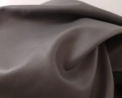 Vista 79 de NAT Leathers™ Cuero sintético sintético suave de piel sintética vegana marrón bellota (aprobado por PETA Vegano) por The Yard Piel sintética