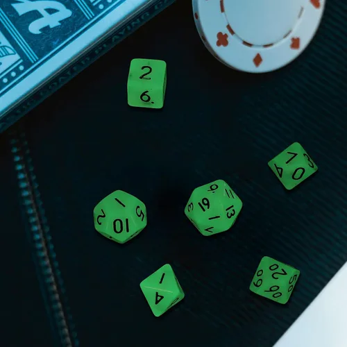 Vista 2 de Uonlytech Juego de 7 mini dados brillantes de 0.394 in, poliédricos que brillan en la oscuridad, juego de dados luminosos para jugar juegos de rol