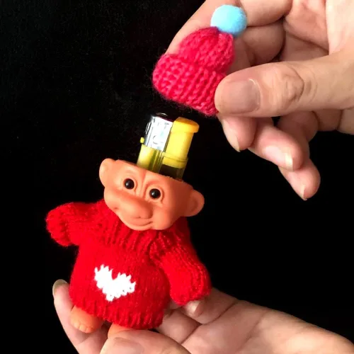Vista 8 de Paquete de 2 fundas porta encendedor de muñecas Troll lindas de silicona, bolsa protectora divertida para mini muñecas con suéter y sombrero