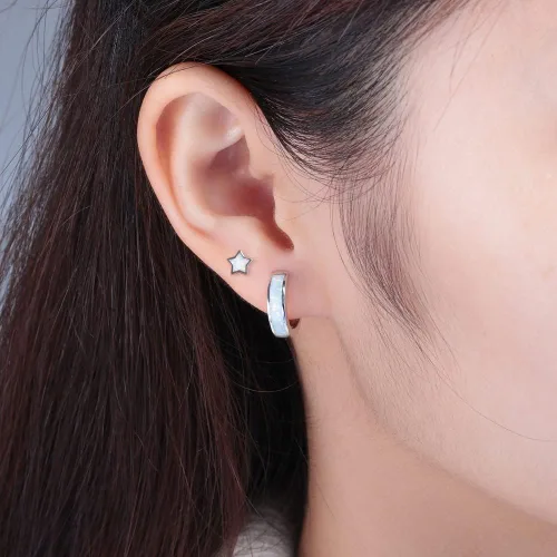 Vista 229 de CiNily Aretes Huggie de ópalo con bisagras, chapados en oro, hipoalergénicos, pequeños aretes de aro para mujeres, adolescentes, niñas, hombres
