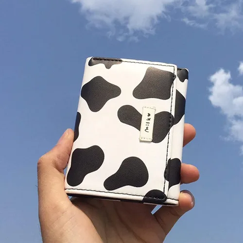 Vista 2 de Linda cartera pequeña Copmact para mujeres y niñas, triple tarjetero para identificación, ventana, bolsillo para efectivo, estampado de vaca
