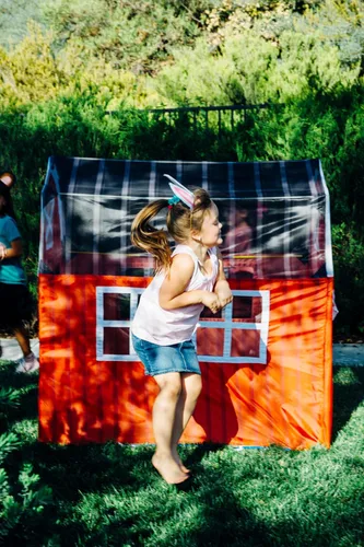 Vista 12 de Pacific Play Tents 60810 Barnyard Playhouse Carpa, 48 x 38 x 48 pulgadas, Multi