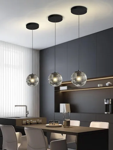 Vista 2 de ykolupty Lámpara colgante negra de 1 luz moderna de globo de vidrio gris ahumado, luces colgantes para isla de cocina, luces colgantes ajustables