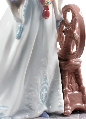 Vista 5 de LLADRÓ Figura de la Bella Durmiente. Figura de porcelana durmiente de la Bella (Disney).