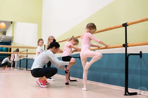 Vista 4 de DANSHOW Leotardo básico de manga larga para niñas con falda para bailar y bailar con tutú