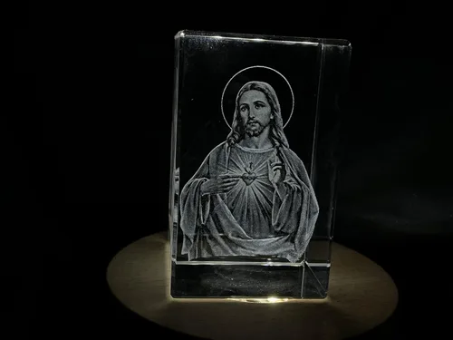 Vista 2 de Estatua de Jesús de cristal 3D con LED (pequeña)