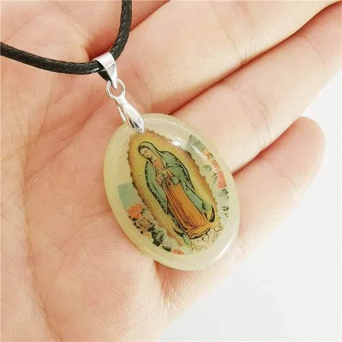 Vista 3 de PTGMH Miraculous Jewelry Collar de Virgen María ajustable para mujer Madrina Collar Señora de Guadalupe Colgante Oval Resina Resplandor