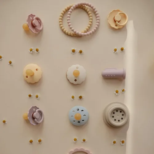 Vista 4 de FRIGG Daisy SilkySoft Chupete de Silicona para Bebé Fabricado en Dinamarca Sin BPA (Rosa Bebé/Lila Suave, 0-6 Meses)