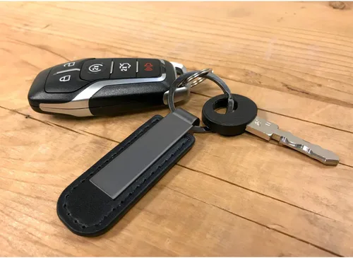 Vista 3 de iPick Image Llavero con correa de cuero PU con placa de metal negro Gunmetal para Nissan NISMO, con licencia oficial, Negro