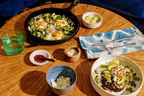 Vista 9 de Sal marina orgánica escamosa - Copos gourmet, cosechada a mano - Bolsa de 4 onzas