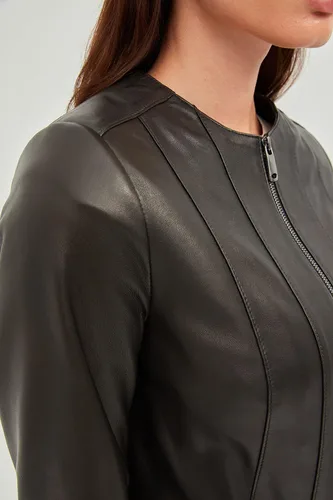 Vista 6 de Bigardini Chaqueta de piel de cordero italiana negra para mujer, estilo sin cuello