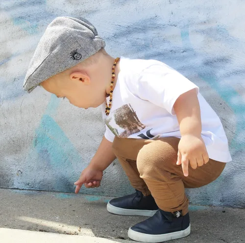 Vista 101 de Born to Love Gorro de conductor a rayas para niños pequeños