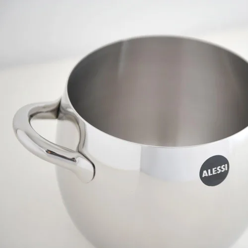 Vista 3 de Alessi, SG100/20 "MAMI", olla de acero inoxidable 18/10 pulido con espejo, 5 cuartos de galón 30 ¾ oz