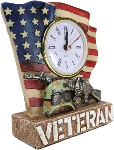 Vista 3 de Ebros Gift Patriótico Americano veterano militar soldado caído Estados Unidos Old Faithful Flag Rifle y táctico Camo casco escritorio mesa reloj