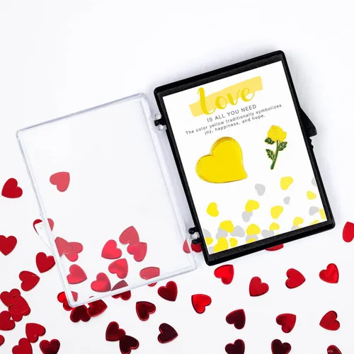 Vista 4 de SHOP AWARDS AND GIFTS Juego de regalo de alfileres de solapa con temática de amor, incluye dos alfileres de solapa con tarjeta decorativa y estuche