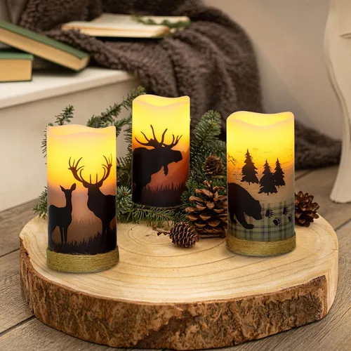 Vista 5 de CANDLE IDEA 3 piezas de velas de pilar de cera real operadas por batería con encantadores calcomanías de ciervo, alce y oso, velas LED sin llama
