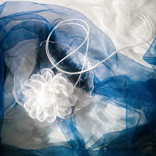 Vista 3 de Gargantilla negra con cordones de flores de camelia para mujeres y niñas