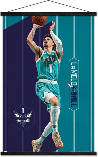 Vista 8 de Trends International NBA Charlotte Hornets - Póster de pared LaMelo Ball 23, 22.37 x 34.00 pulgadas, paquete de impresión premium y colgador