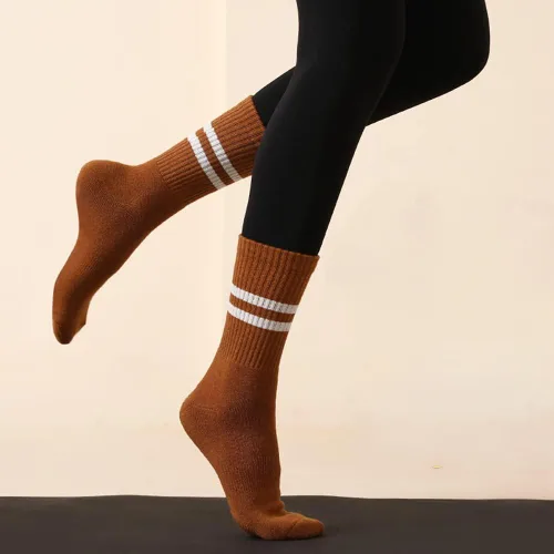 Vista 2 de PIGOLDOG Calcetines de yoga para mujer, calcetines antideslizantes, calcetines altos hasta la rodilla, calcetines de pilates con agarre, calcetines