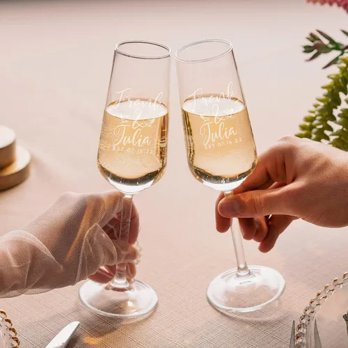 Vista 5 de Copas de champán personalizadas para boda, copas de brindis Love Birds para novia y novio, juego de 2