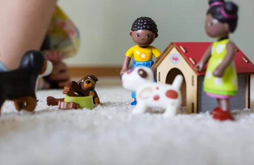 Vista 7 de Haba Little Friends perro Lucky con Doghouse & Huesos de madera