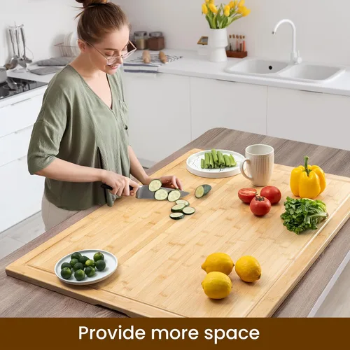 Vista 3 de Tabla de cortar de bambú de 36 x 24 pulgadas, bloque de carnicero extragrande 4XL con ranura para jugo y mango antideslizantes, cubierta de estufa
