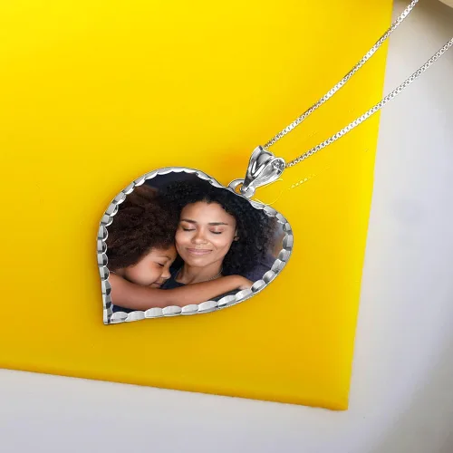 Vista 4 de Colgante personalizable PicturesOnGold.com con foto en forma de corazón grabado, collar con foto, colgante con foto con corte de diamante, 34 x 34