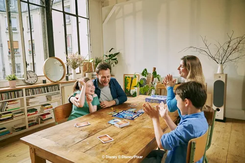 Vista 11 de Asmodee Dixit Disney Edition Juego de Mesa - Sumérgete en una Aventura Mágica de Narración, Divertido Juego Familiar para Niños y Adultos, Edades