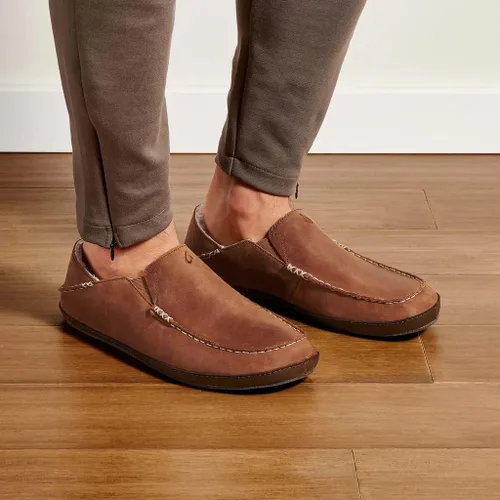 Vista 5 de OluKai Moloa Pantuflas para hombre zapatos sin cordones de cuero nobuck de alta calidad forro de oveja e inserto de gel diseño de tacón caído