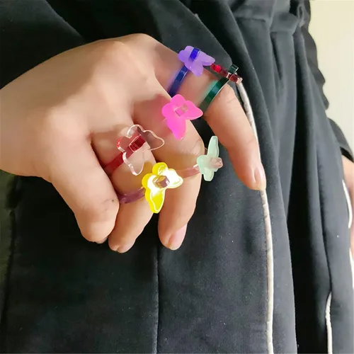 Vista 3 de Dreuyet Juego de 6 anillos de mariposa de acrílico coloridos para niños para niñas mujeres adolescentes anillos apilables transparentes bohemios