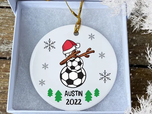 Vista 3 de Adorno de muñeco de nieve de fútbol, adorno de Navidad 2023, adorno con nombre personalizado, adorno para árbol de Navidad personalizado