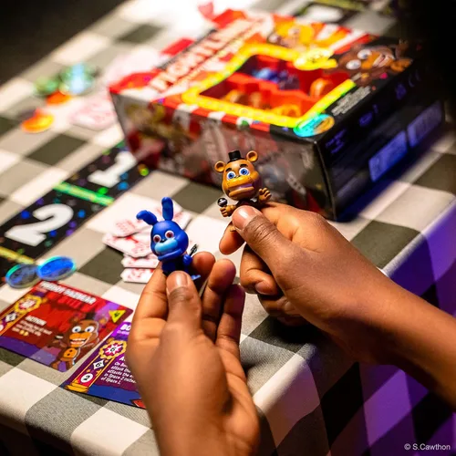 Vista 6 de Funko Five Nights at Freddy's FightLine Premier Pack Juego coleccionable para 2 jugadores a partir de 6 años