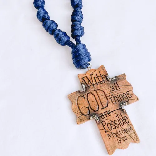 Vista 2 de Knots of Grace Pomo de la puerta, rosario, azul marino Decoración colgante católica, bendición para una nueva casa, regalo religioso