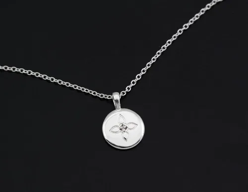 Vista 7 de A Charmed Impression Collar de disco de cristal de loto dorado - Regalo para hija seleccionado a mano