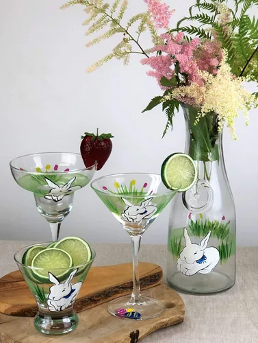 Vista 4 de Vasos de Martini pintados a mano de Pascua con conejito y tulipanes – Juego de 2, cristalería pintada a mano por artistas de Estados Unidos