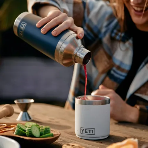 Vista 6 de YETI Rambler - Coctelera de 20 onzas, acero inoxidable, aislado al vacío, color azul