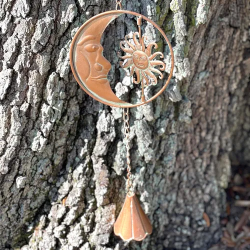 Vista 5 de Things2Die4 Cadena de lluvia de metal de 80 pulgadas con 6 discos celestiales de luna creciente y sol, acabado de bronce, alternativa decorativa