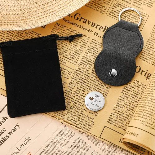 Vista 7 de Sureio Ficha de recuerdo de bolsillo para relaciones a larga distancia, recuerdo de acero inoxidable, regalo inspirador de doble cara con llavero