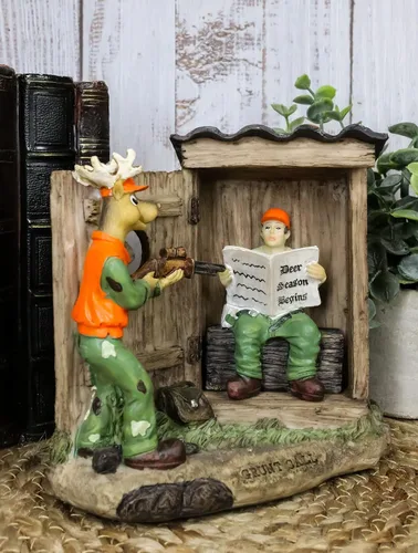Vista 9 de Ebros Gift 'Gotcha!' Rústica Vida Silvestre Caza Ciervo con Rifle Capturando a un Cazador Conmocionado Leyendo Periódico en Cabaña Outhouse Figurita