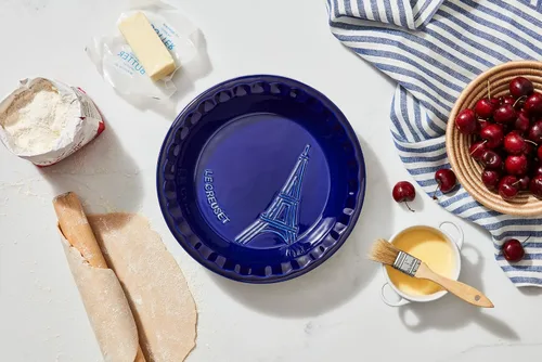 Vista 2 de Le Creuset Eiffel Tower Collection - Plato para tartas de cerámica, 9 pulgadas, color blanco