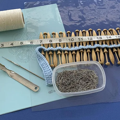 Vista 6 de Bobbin Kit de fabricación de encaje con almohada. Tabla de encaje redonda de 23 pulgadas x 2 pulgadas, 24 bobinas danesas para encajar, patrones