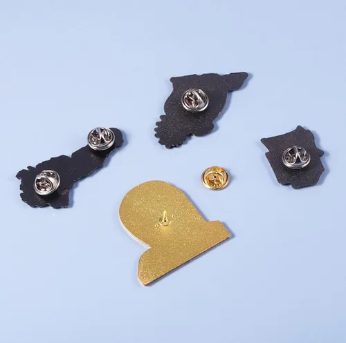 Vista 4 de Anime Chainsaw Pochita Brooch Pins - Makima Pochita Cosplay Enamel Pins - Metal Badge Jewelry Accessory for Backpack Clothes Caps