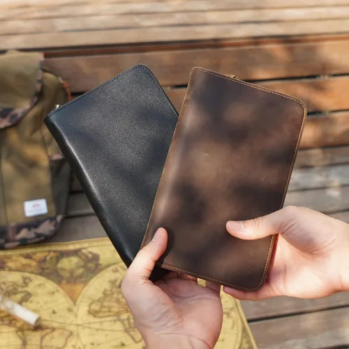 Vista 3 de Polare - Funda para pasaporte de cuero de grano completo para hombre, con bloqueo RFID, cartera de viaje con capacidad para 4 pasaportes, Marrón