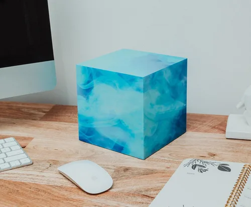 Vista 4 de Ukonic Marvel Studios Cubo de Teseracto Piedra de Infinito de 15,2 cm con luz LED de cambio de color, réplica para mesita de noche